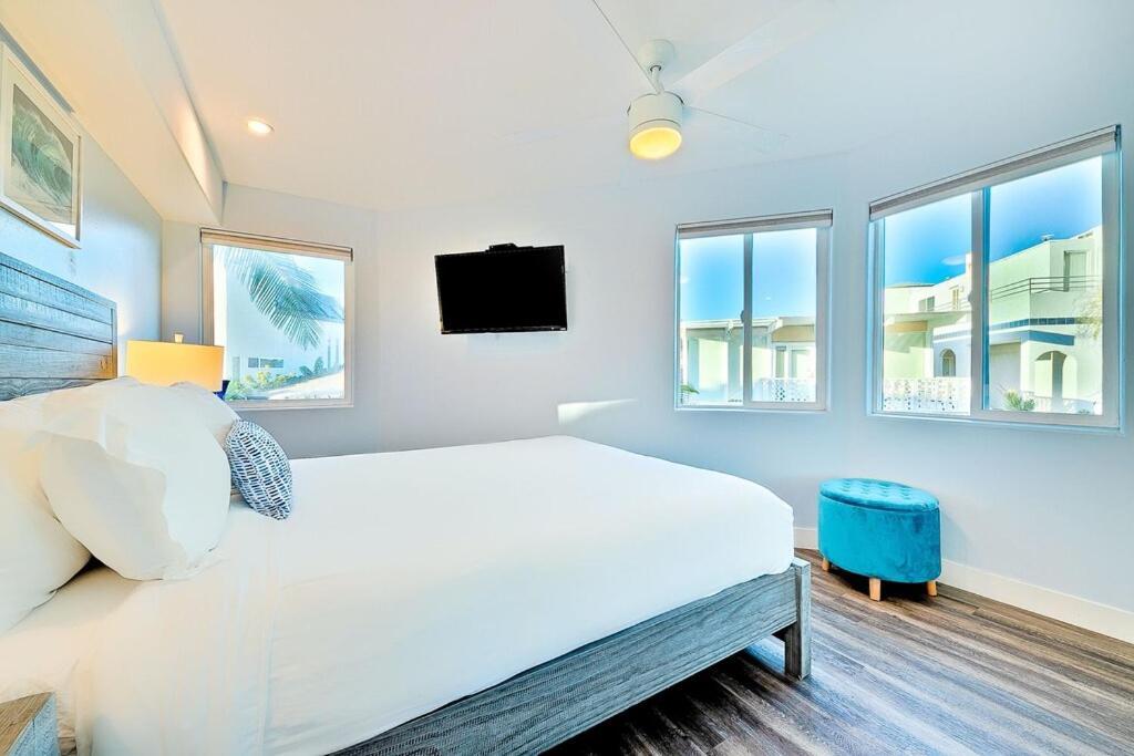 Stunning South Mission With Private Rooftop & Ocean Views! Holiday home *
